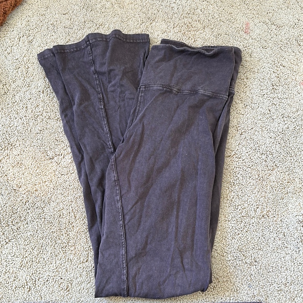 UO BLACK FLARE PANTS ACID WASH
